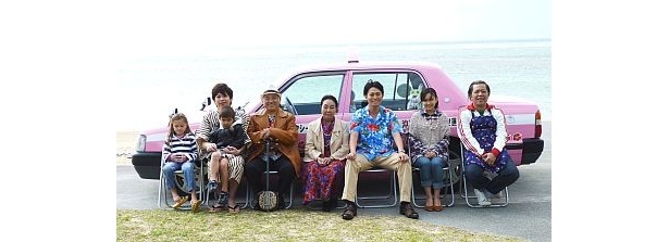 【画像】上間美緒などドラマで使用されるタクシーの前で写真撮影に応じる出演者たち
