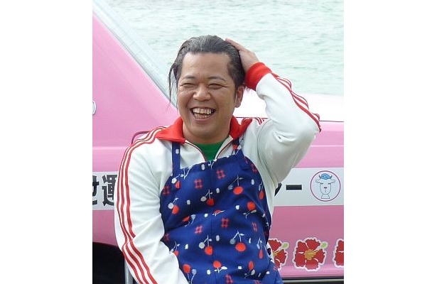 パーラーの主人として出演する津波信一