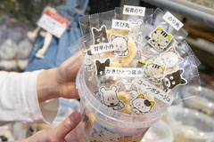 エビや海苔などキャラクターの袋ごとに味わいが異なる