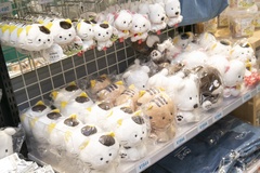 「タマ がまぐち」(1490円)や、「マスコット」(各1296円)、「ぬいぐるみ」(1944円)などが並ぶ