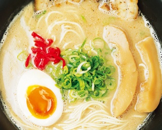くっつくような粘度の高いスープがやみつきに！大阪茨木「らーめん ど真ん中」