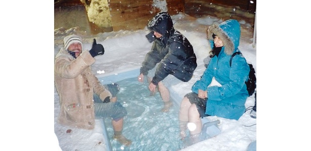 圧雪車に搭載された露天風呂「寒々湯」で身も心もあったかに。開村式当日の夜に設置される