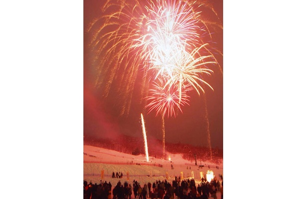 開村式のクライマックスは、毎年恒例の花火大会。真冬の夜空を鮮やかに彩る