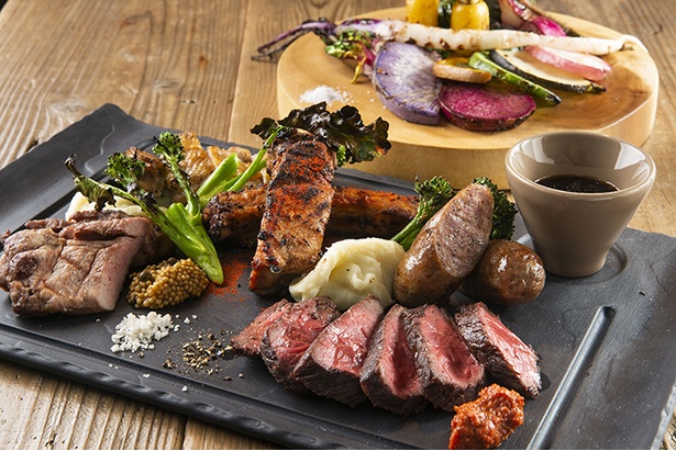 肉も野菜も食材本来の旨味が十分。肉は岩塩やマスタードなどで