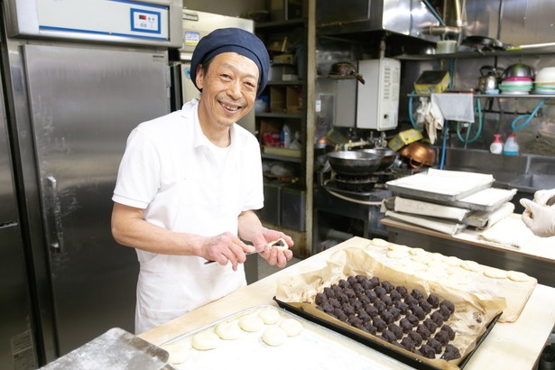代表の平井成明さん「どこにでもあるけれど、どこよりもおいしいパンを目指して作ってます」 / 中屋パン