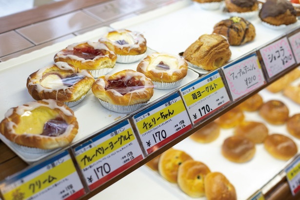ショコラ(210円)などの菓子パンも人気 / 中屋パン