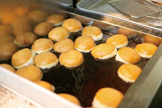 【写真を見る】あんドーナツは1日1200個以上仕込み、売切れ次第随時揚げている / 中屋パン
