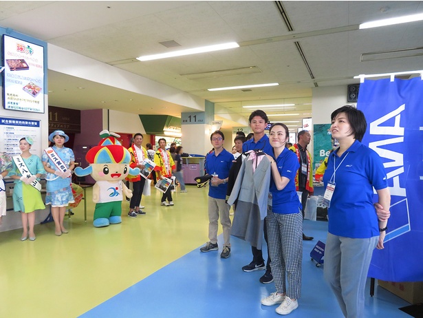 ナゴヤドーム1番ゲート横で、来場者をお出迎え