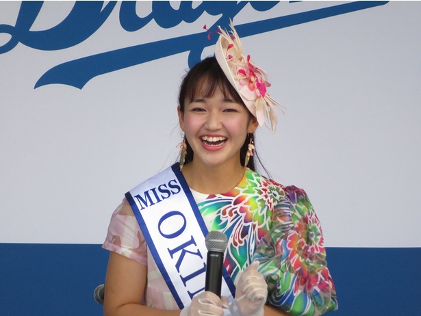 ステージで沖縄本島の観光をPRする、ミス沖縄コバルトブルー・スピーナ瑛利香さん