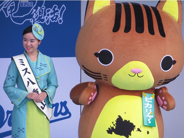 ミス八重山サンゴ・名幸由梨奈さんと、イメージキャラクターのピカリャ～