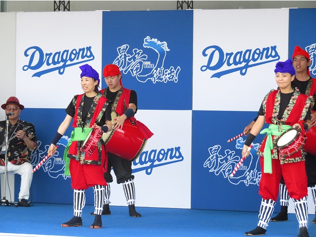 ステージでは、八重山民謡も披露された