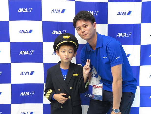ANAのブースでは、パイロットの制服体験も