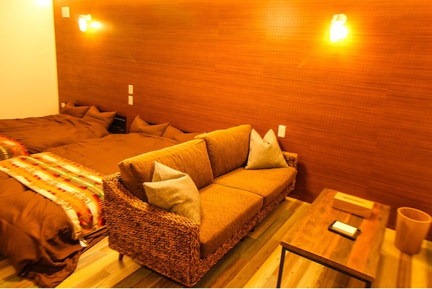 【写真を見る】Rakuten STAY VILLA 宮古島 前浜ビーチ店 / インテリアは温かみのあるウッド調で統一