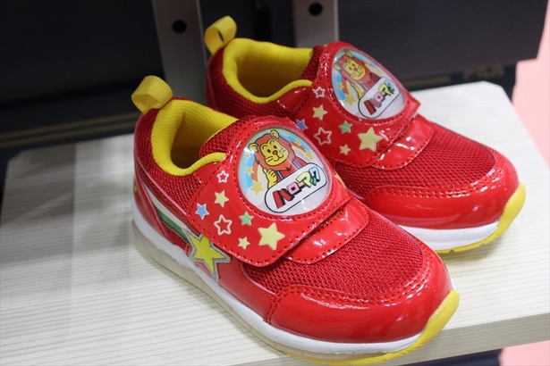 東京おもちゃショーに展示されたハローマックデザインの子供靴