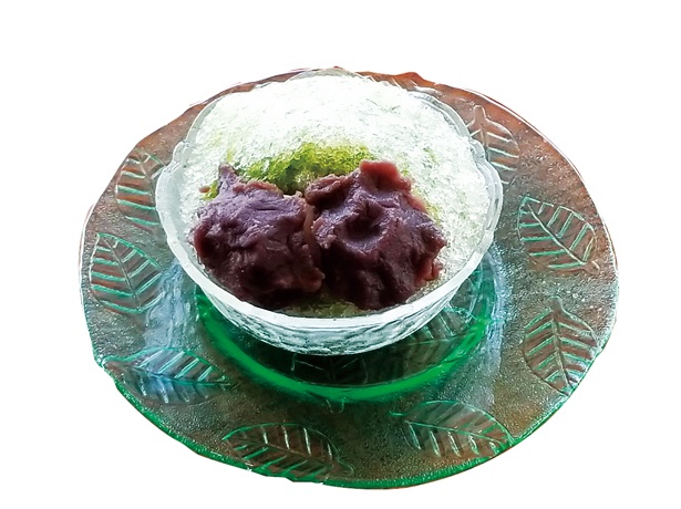 智恵氷(500円)は抹茶かき氷に智恵の餅が2つ入る/彦兵衛茶屋