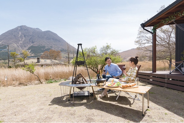 Sense of wonder 由布岳山麓グランピングリゾート / 天気がよければ、芝生に料理をセッティングして、自然を感じながら料理を楽しめる