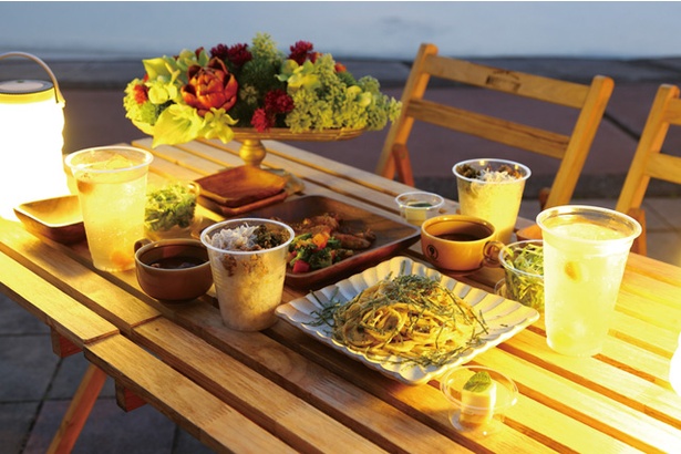 MAGICAL STAY / 海浜公園「ゴールドビーチ」で開放的な雰囲気で夕日を見ながら夕食。地元食材を使ったイタリアンのコースが味わえる