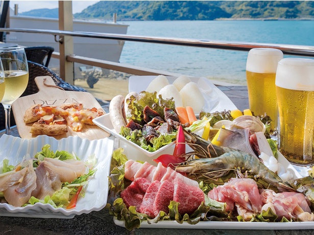 Calm Lanai Harbor / BBQは、宮崎和牛をはじめ、日南や近海で捕れた新鮮な魚介など地元食材ばかりが並ぶ。ドリンクは飲み放題。料理とお酒のマリアージュも楽しもう