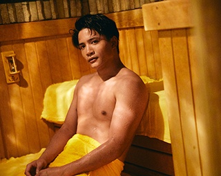 躍動する大胸筋に釘付け♡ アスリート系俳優・朝日奈 寛が矢向の温泉銭湯で筋肉ボディを披露！