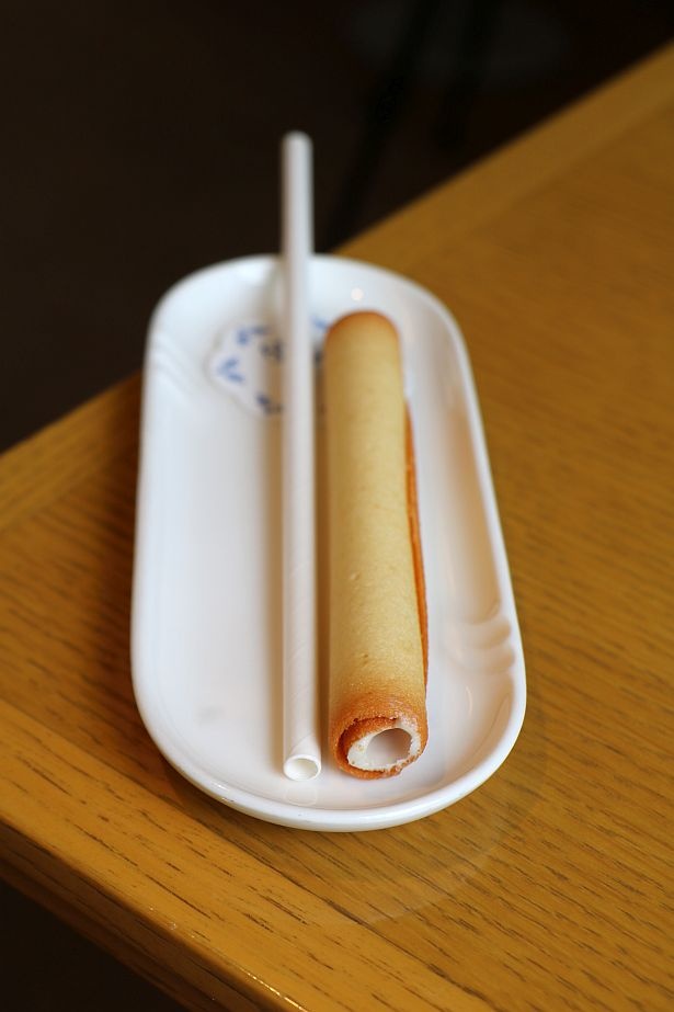 ヨックモックは運営する全ての飲食店の提供ストローを環境に優しい紙素材に一斉変更。「ヨックモック青山本店 BLUE BRICK LOUNGE」では、「シガール・ストロー」も試せる