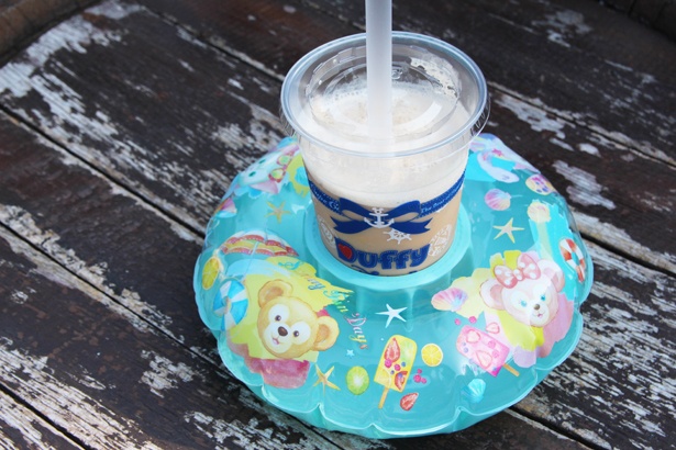 優しい甘さのアイスキャラメルミルクティーに、浮き輪型のコースターをプラス！「アイスキャラメルミルクティー、スーベニアコースター付き」(1000円)