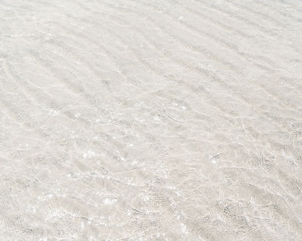 粒子の細かい砂は、足裏の感触も気持ちがいい / 根獅子海水浴場
