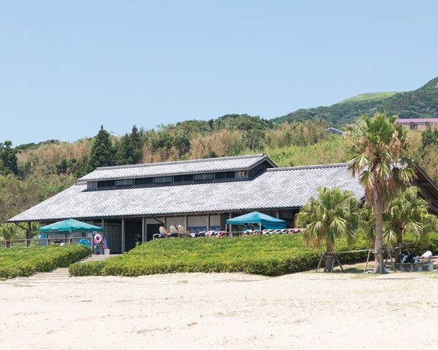 無料で利用できるため、夏は多くの海水浴客でにぎわう / 千里ヶ浜海水浴場