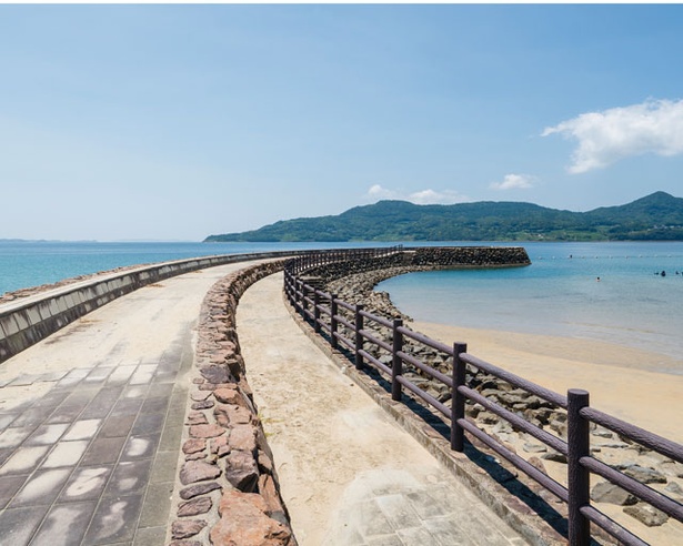 景色と潮風が気持ちよく、散歩道も整備された突堤 / 千里ヶ浜海水浴場