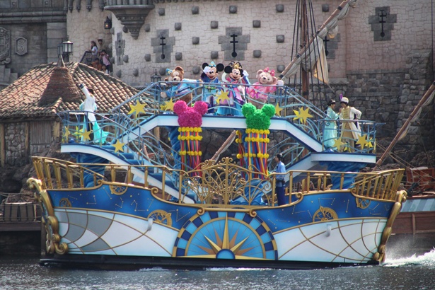 吹き流しや星の装飾が施された船に乗り、ディズニーの仲間たちが登場