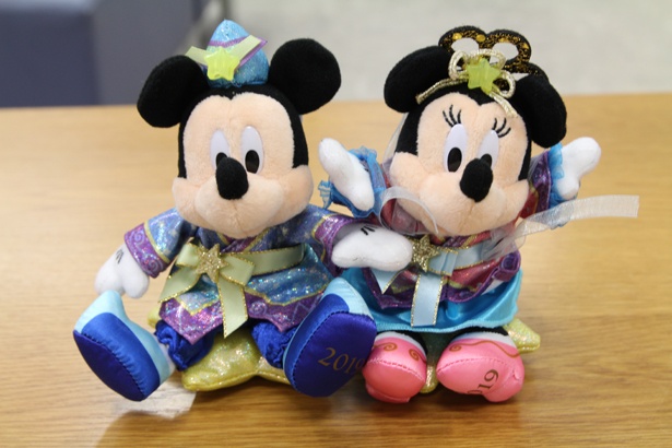 ミッキーマウスとミニーマウスの「ぬいぐるみバッジ」(各1800円)。頭に付いている星の装飾が、暗闇で光る