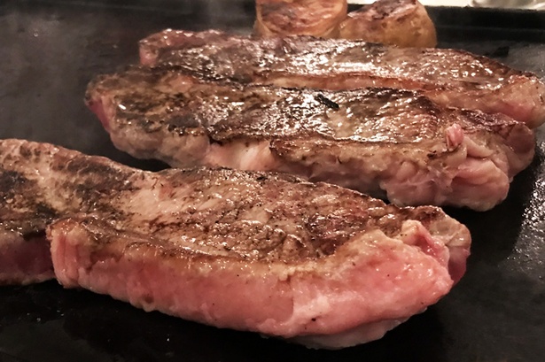 ステーキショップ顔負けの”極厚”の肉塊ステーキ！