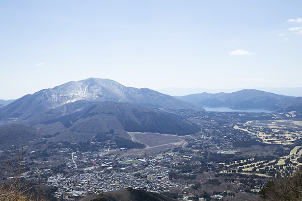 頂上までもう少しのところで見える芦ノ湖(右)と大涌谷(左)