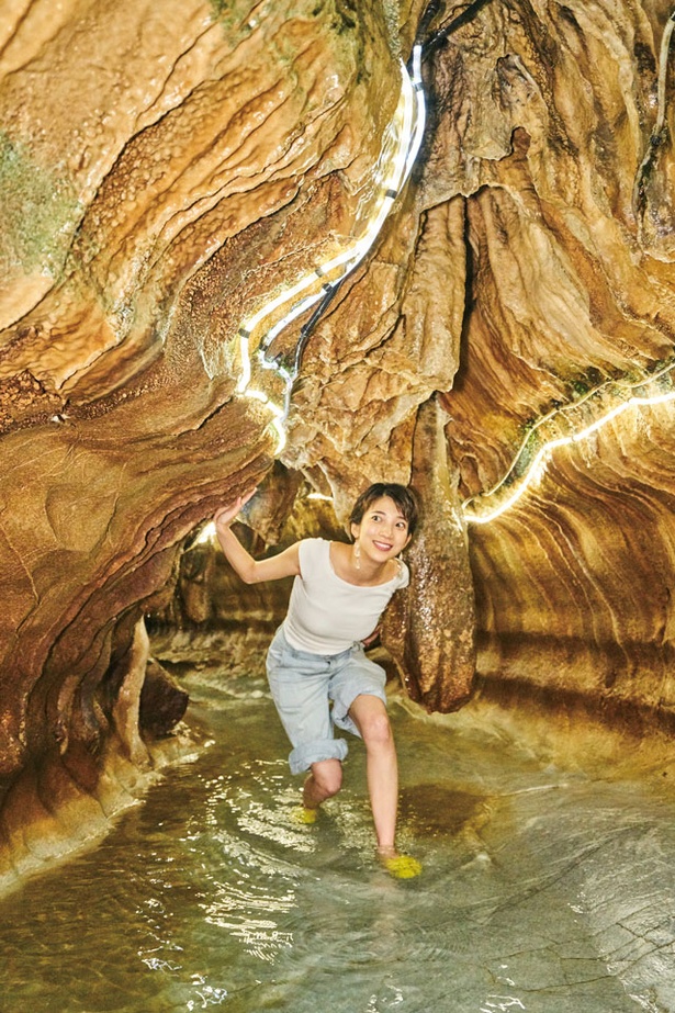 長い年月を経てできた自然の洞窟は外の暑さが嘘みたいにひんやり！ / 千仏鍾乳洞