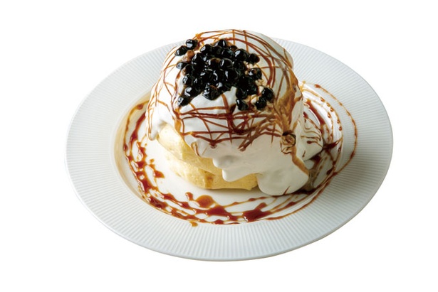 CAFE ALOHA / 「台湾テイストのタピオカ黒蜜パンケーキ」(1382円)。6月から販売開始した新メニュー。コーヒーや紅茶などが付くドリンクセット(＋270円)もある