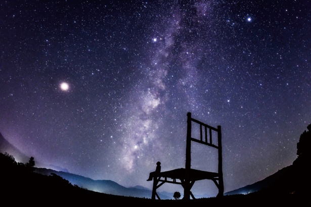 巨大椅子に座って見上げる夜空が美しい。この夏行ってみたいフォトジェニックなスポット
