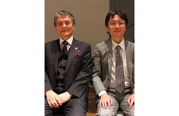ファッションショーの主催者。右は「PROFESSOR'S ROUND」のオーナー兼現役医師の藤元流八郎氏
