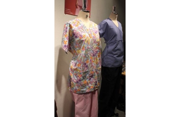 色鮮やかな白衣