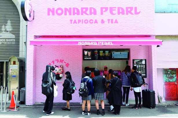 ポップなピンク色の壁には、ネコのキャラクター「ノナラくん」が/ノナラパール 心斎橋店