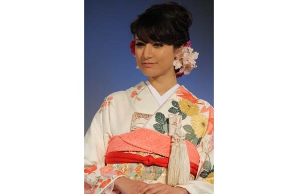 「普段はドレスばかりなので、新鮮です」と話していた