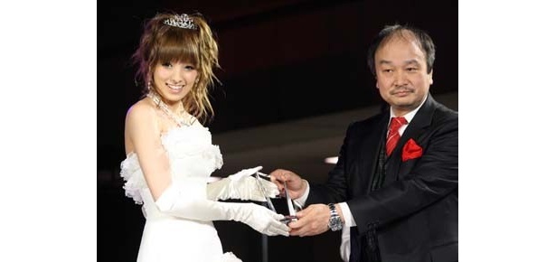 「ドレスは何回着てもテンションがあがりますね」と話した