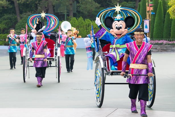 東京ディズニーランドで実施されている「七夕グリーティング」の様子。彦星と織姫に扮したミッキーマウス＆ミニーマウスが、人力舎に乗ってゲストにご挨拶