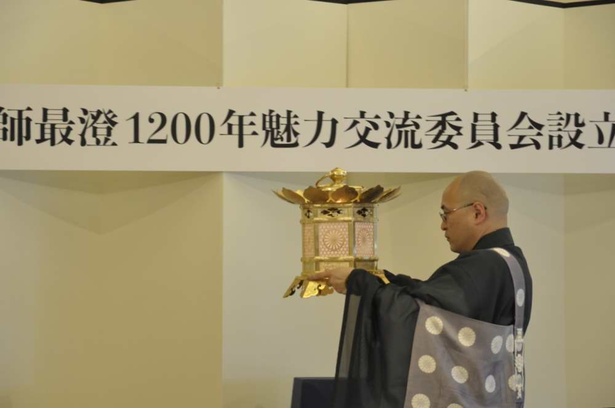 発表会に先立ち、比叡山延暦寺根本中堂で1200年間ともし続けている「不滅の法燈」が入場した