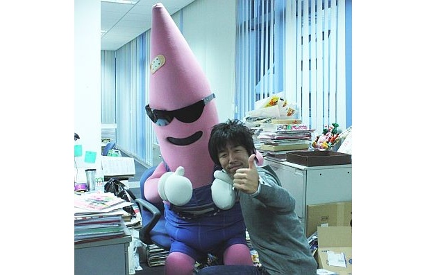 我らがデスクとガッチリ肩を組んで