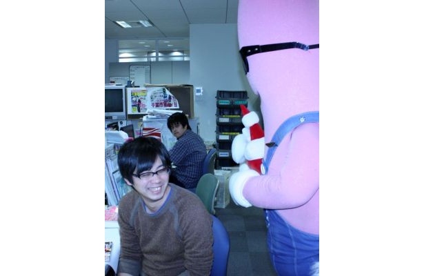 編集部内を盛り上げて周るノッポン