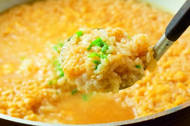 シメに最適と好評な、日本各地から厳選した米を使った雑炊(410円)/博多もつ鍋 やまや 梅田店