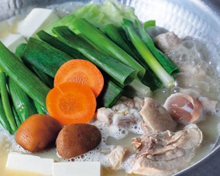シメの細麺までしっかり博多風！鶏の旨味たっぷりの“水炊き”が味わえる「九州の旬 博多廊 大阪店」