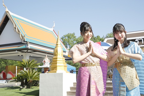 【写真を見る】今年3月に新登場したタイエリアで、民族衣装を身にまとうSKE48の太田彩夏と鈴木恋奈