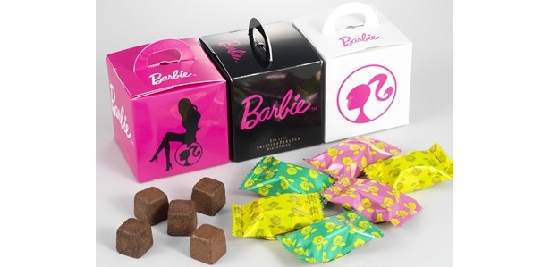 キューブ型のチョコが詰め合わせになった「Barbieショコラ」。色の異なる箱が三連になっていて、それぞれの箱で味が異なる