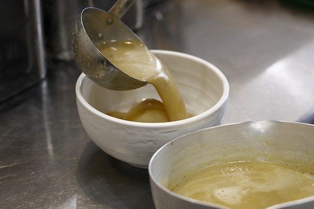 素材によって脂の量や旨味が異なるため、季節ごとにスープの配合を変えている
