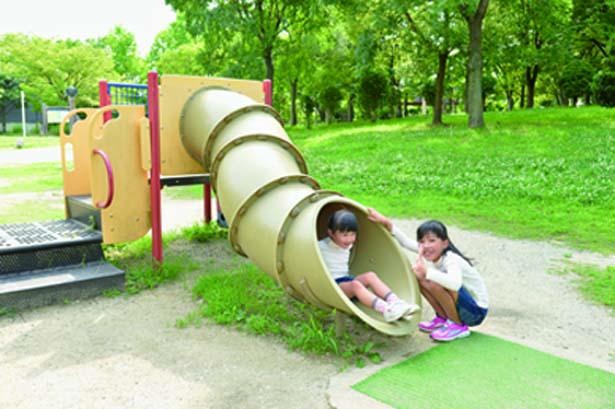バーベキュー広場の近くには、幼児にぴったりの遊具がある/花博記念公園 鶴見緑地 緑のせせらぎ東側バーベキュー広場